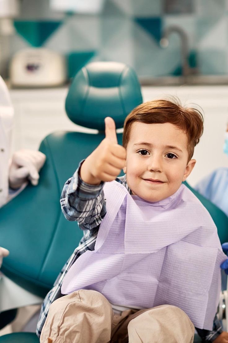Niño feliz en su cita de odontopediatría en MC Grupo Dental